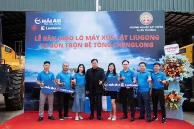 Bàn giao Máy xúc lật LiuGong ZL50CN và xe bồn trộn ChengLong tại Ninh Bình