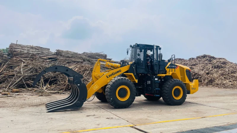 Bàn giao Máy xúc lật LiuGong 856HSE kẹp gỗ tại tỉnh Long An